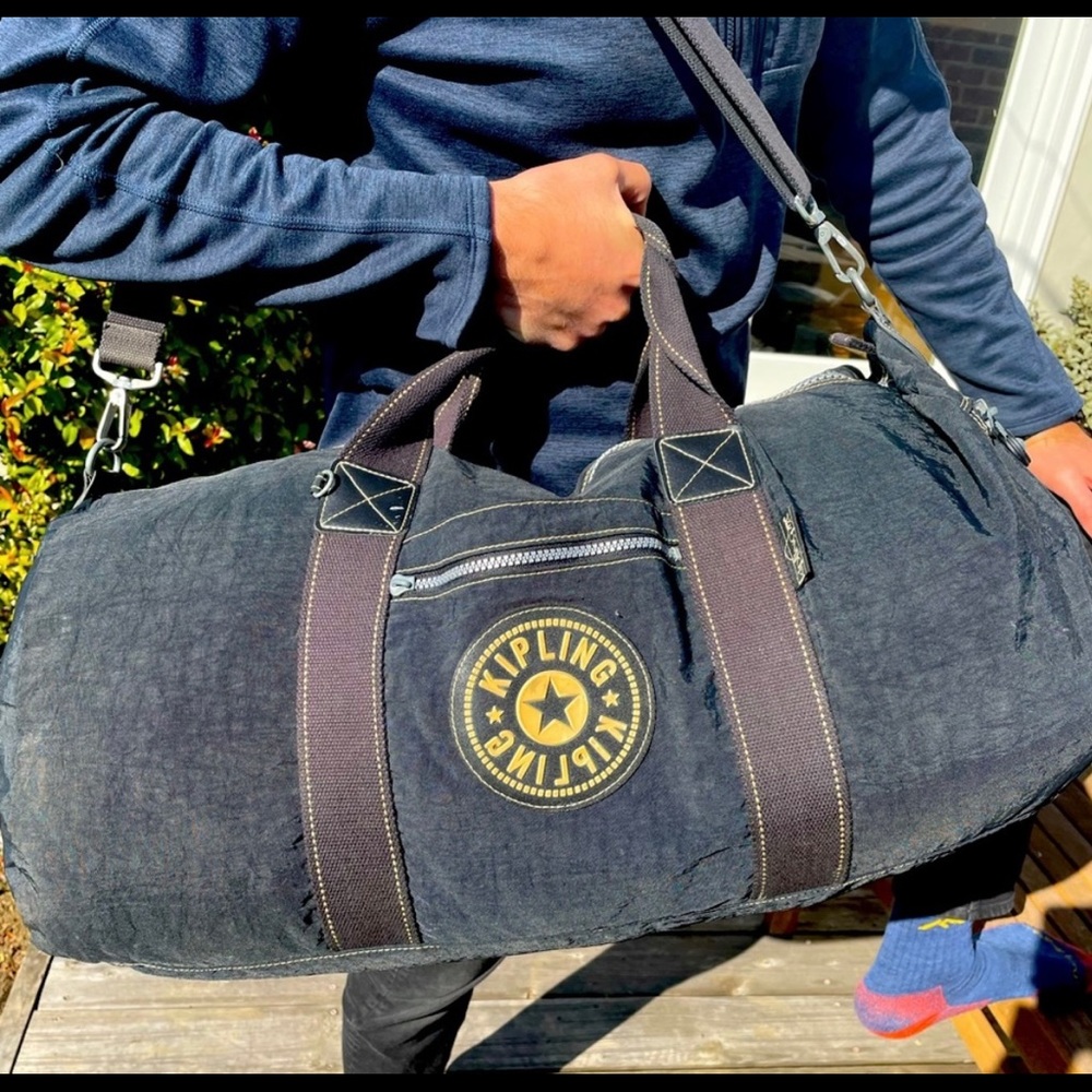 Vintage 90s nylon large duffle in black.